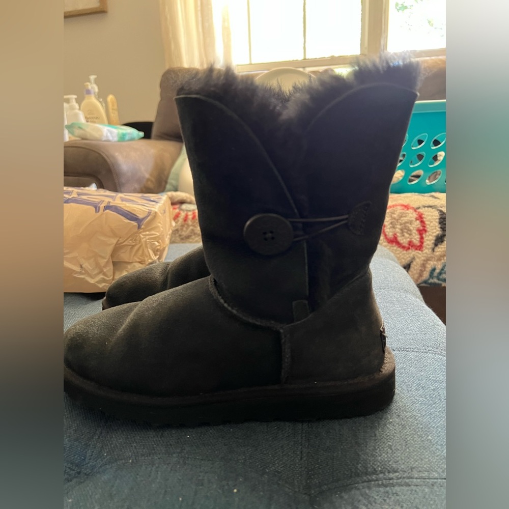 Authentic Uggs Bailey. Button short